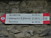 11 Dal Piazzale del mercato con vasto parcheggio auto gratuito (n o sabato per mercato) partenza per i sentieri di Zogno, oggi il 154 per Miragolo- Monte Castello